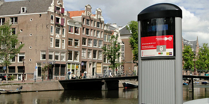 Laadpaal aan Amsterdamse gracht