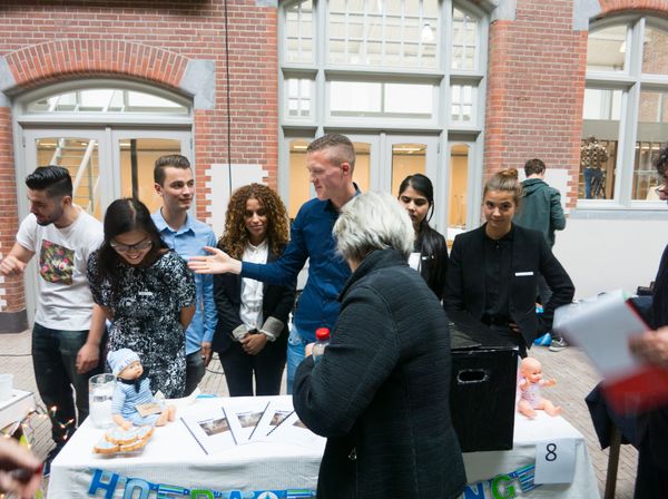 Studenten presenteren hun idee in De Hallen