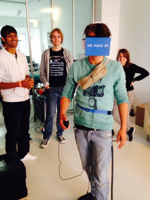 Studenten MediaLAB met de Occulus Rift op, een headset voor virtual reality