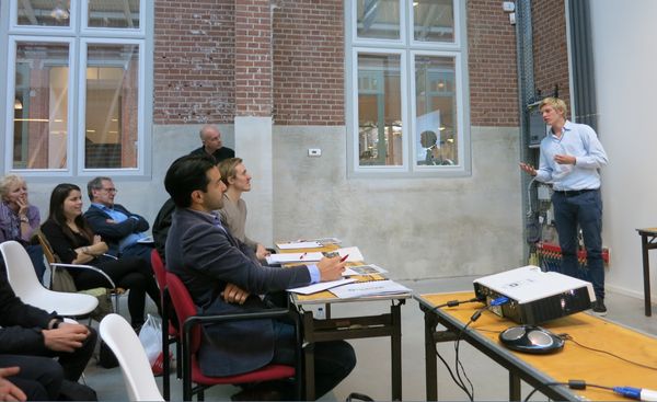 Studenten pitchen strategie voor jury De Hallen