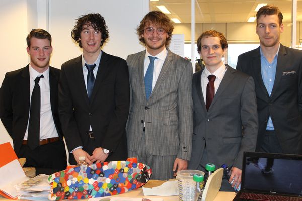Het team van Plastic Whale presenteert skateboard van afvalplastic