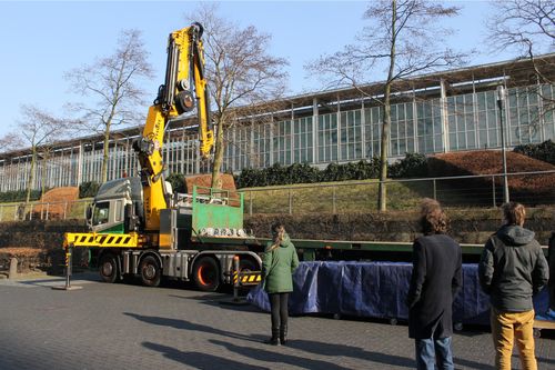 Kraan om solarboat op te hijsen