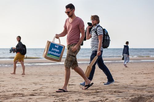 Jongens 'jutten' naar strandafval
