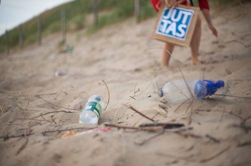 Plastic afval op strand