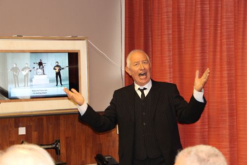 Leo Versteeg van AMSTA zingt HELP! mee met MIS