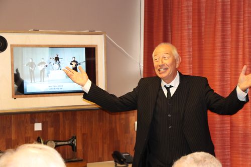 Leo Versteeg zingt HELP! mee met de MIS