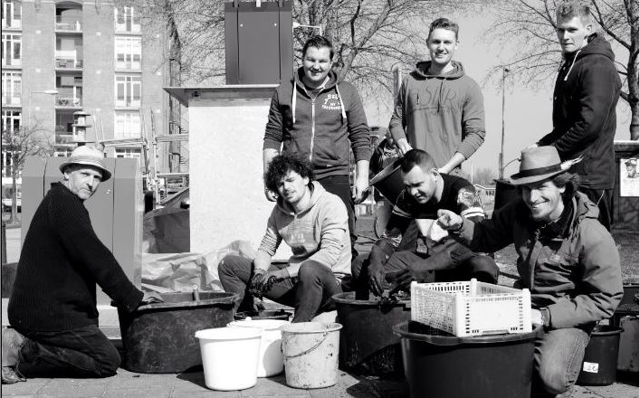Zwart wit foto voor ondergronds wormenhotel, met links Peter Jan Brouwer links, boven vlnr studenten Sten Burgers Lars van Riet, Max de Boer, Lars van Riet. Onder Andres Vreeken, Lars v Riet, Arie v Ziel