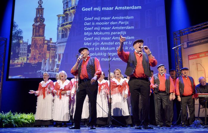 Zwanenkoor zingt 'Geef mij maar Amsterdam' in DeLaMar bij opening Hogeschooljaar HvA