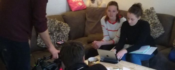 Twee studenten HBO-V op de bank. Still uit NOS-filmpje over wijkstages die HvA organiseert onder HBO-V-studenten