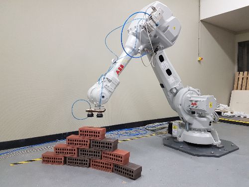 Robotarm bouwt aan een muurtje