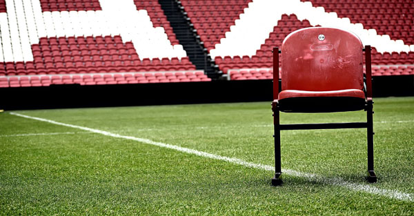 Geupcycled stoeltje met rode zitting en rugleuning middenin de Amsterdam ArenA