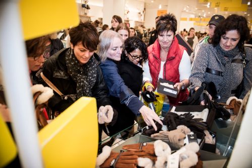 Dames graaien in bak met handschoenen tijdens Drie Dwaze Dagen in Bijenkorf