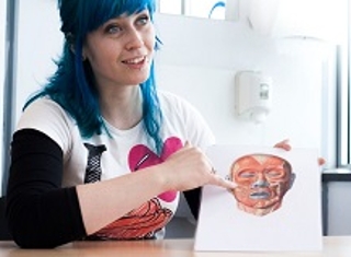 Hedwig vd Meer met boek