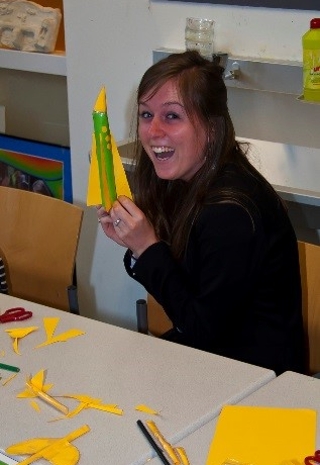 Docent aan het werk tijdens de masterclass ruimtevaart in de klas.