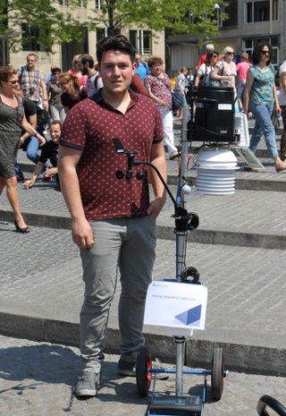 Umut Ucar bij het mobiele weerstation