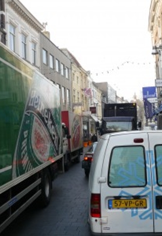 Vrachtwagens in straat