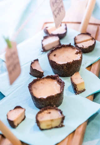 Happy Cups, bakjes van havermout, chocolade en avocado met yoghurtvulling
