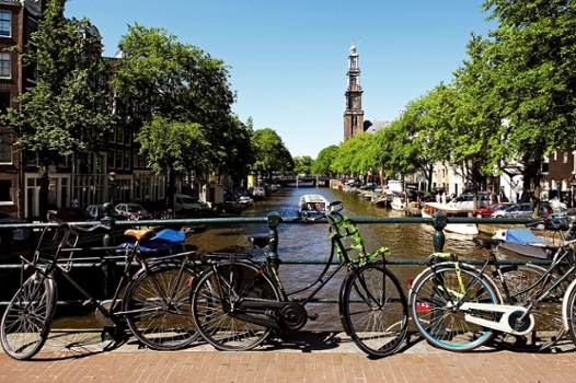 Fietsen op brug Amsterdamse gracht