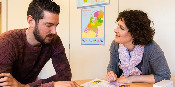Student krijgt uitleg van werkplekbegeleider.