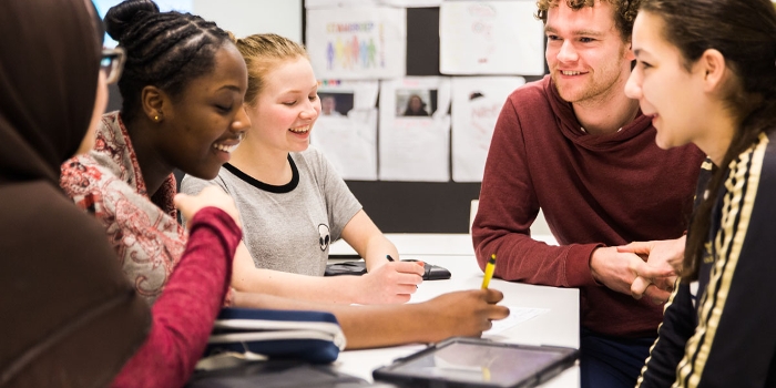 Leerlingen in gesprek met docent