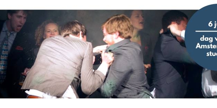 Studenten stoeien met elkaar