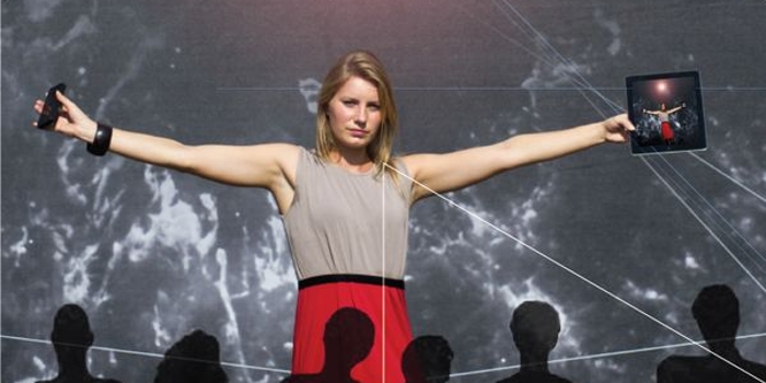 Meisje met iPad op festivalpodium