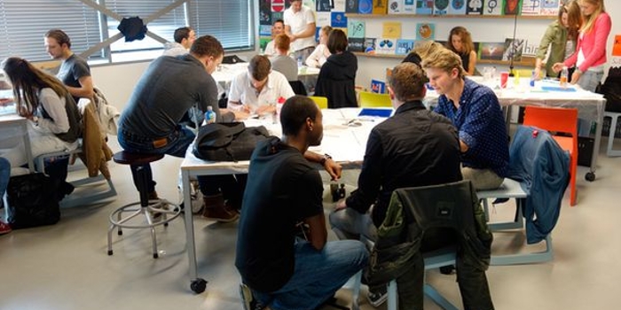Studenten in Studio HvA aan tafel