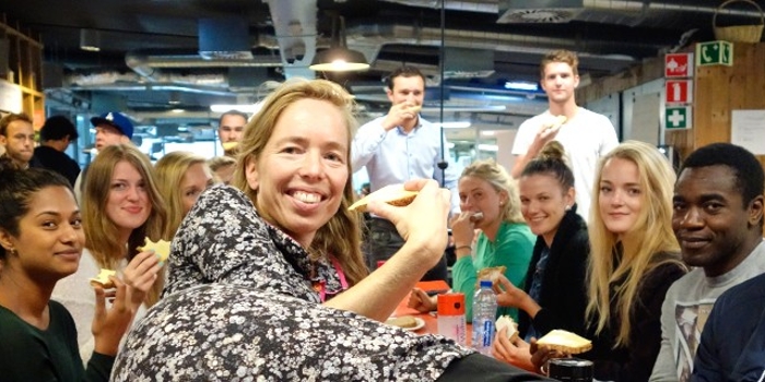 Studenten en docent minor Ondernemerschap eten samen een broodje
