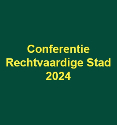 Tekst Conferentie De Rechtvaardige Stad 2024 op groene achtergrond