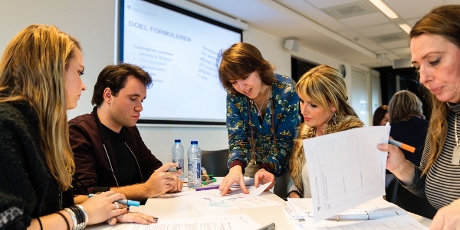Cursisten van de instructeursopleiding aan het werk tijdens een cursusdag.