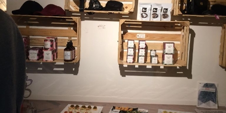 houten kistjes die dienst doen als vitrine met producten zoals een heuptasje