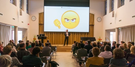 Smiley op scherm bij lectorale rede Ben Schouten
