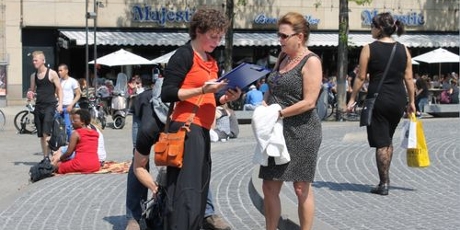 Lisette Klok interviewt dame op de Dam