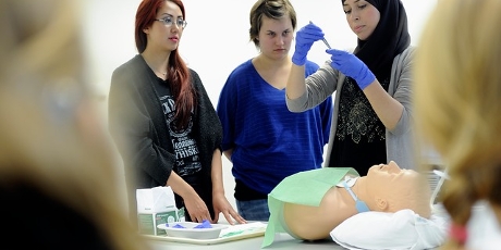 HvA-Verpleegkundestudenten brengen infuus aan in pop