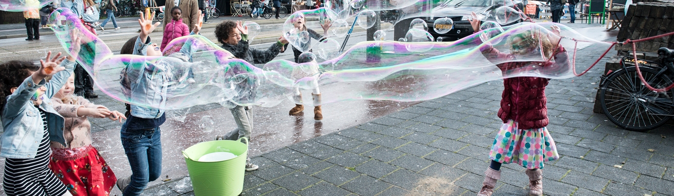 Kinderen in Amsterdam spelen op straat
