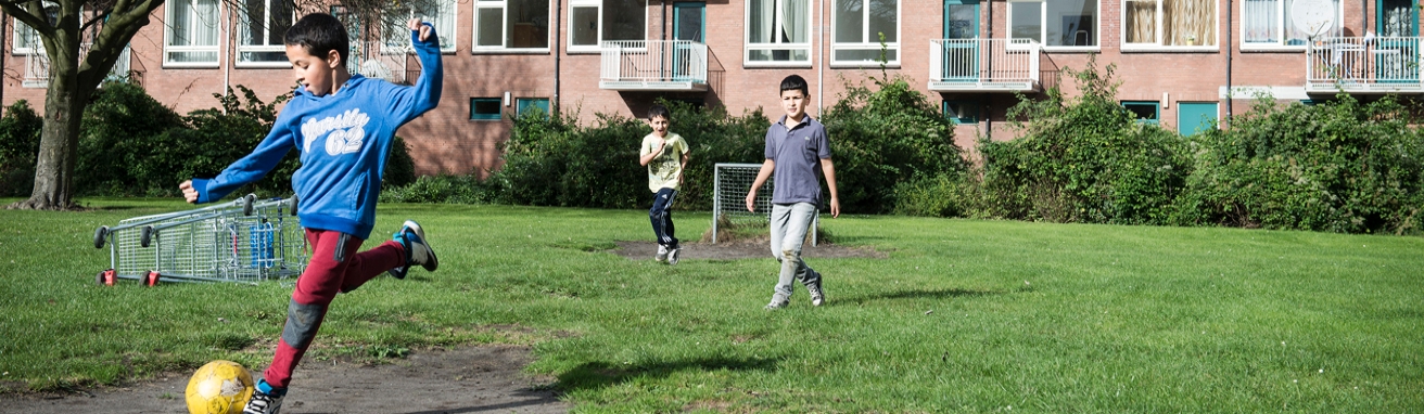 Jongens voetballen in Amsterdam