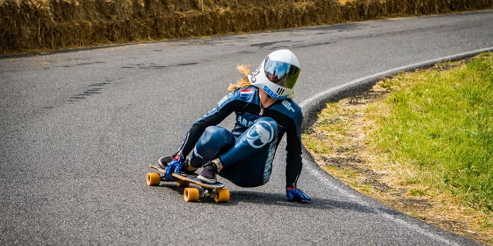 Lisa downhill skateboard wedstrijd