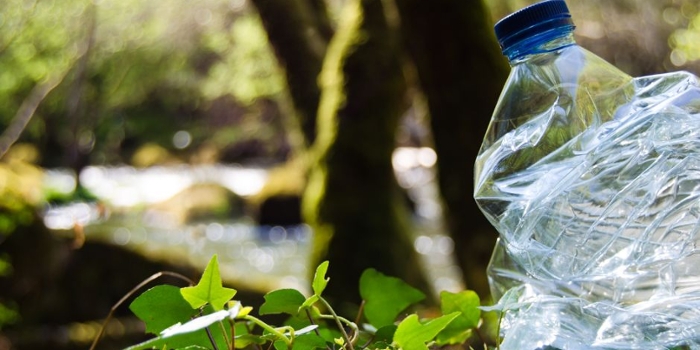 Plastic fles ligt in het groen - Onderzoeksproject Duurzaam duurzaam
