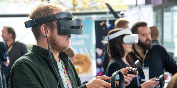 Afbeelding vaneen man met een VR-bril op