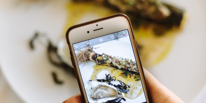 smartphone maakt foto eten