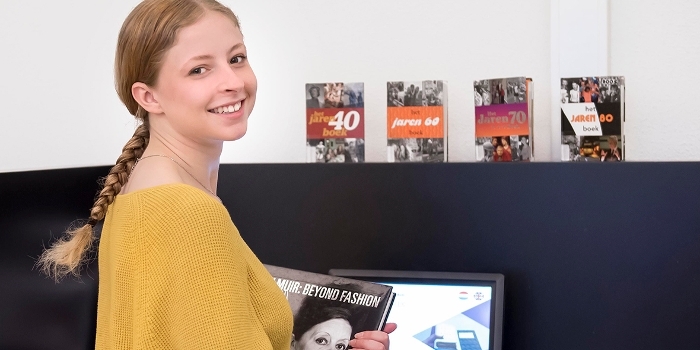 Student leent een boek