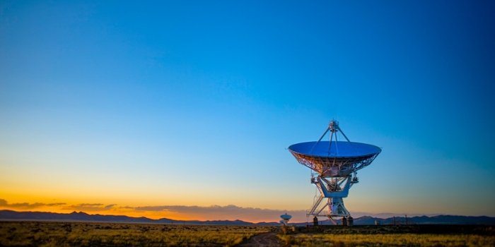 Ruimte radar in een schemerend licht