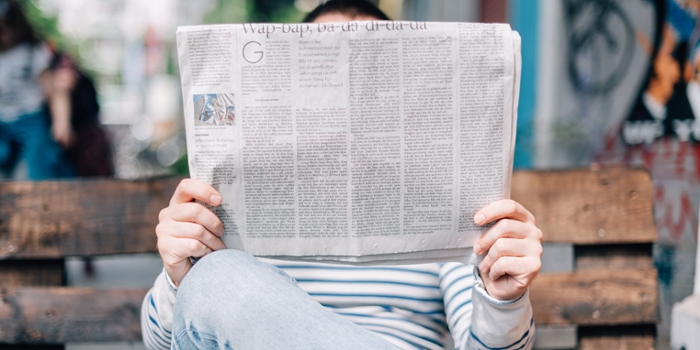 Iemand die de krant leest