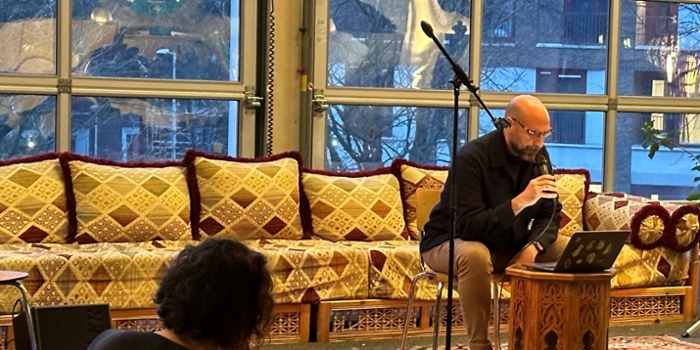 Schrijver Abdelkader Benali op het podium in Ru Pare