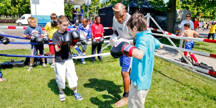 topsporters leren kinderen boksen
