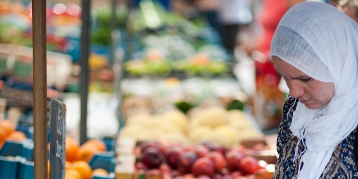 vrouw bij marktkraam groente en fruit