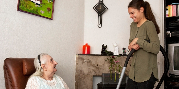 oudere vrouw met thuiszorgmedewerker