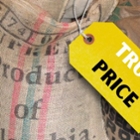 True Price Lab - koffiebonen in zak met prijskaartje