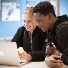 Studenten achter laptop HvA