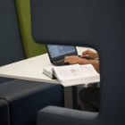 Student achter laptop HvA